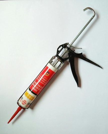 مسدس سليكون مزود بخرشوفة سيلكون شفاف 2200 اماراتى